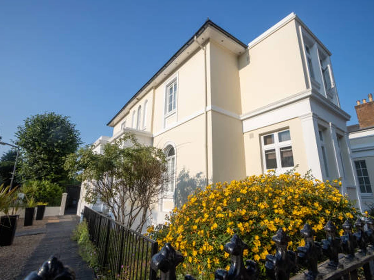 Exterior painting of cream Victorian detached house in Sevenoaks by Sevenoaks Painters